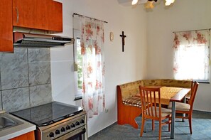 Departamento, 2 camas matrimoniales | Cocina privada | Parrilla de estufa, cafetera y tetera y utensilios de cocina 