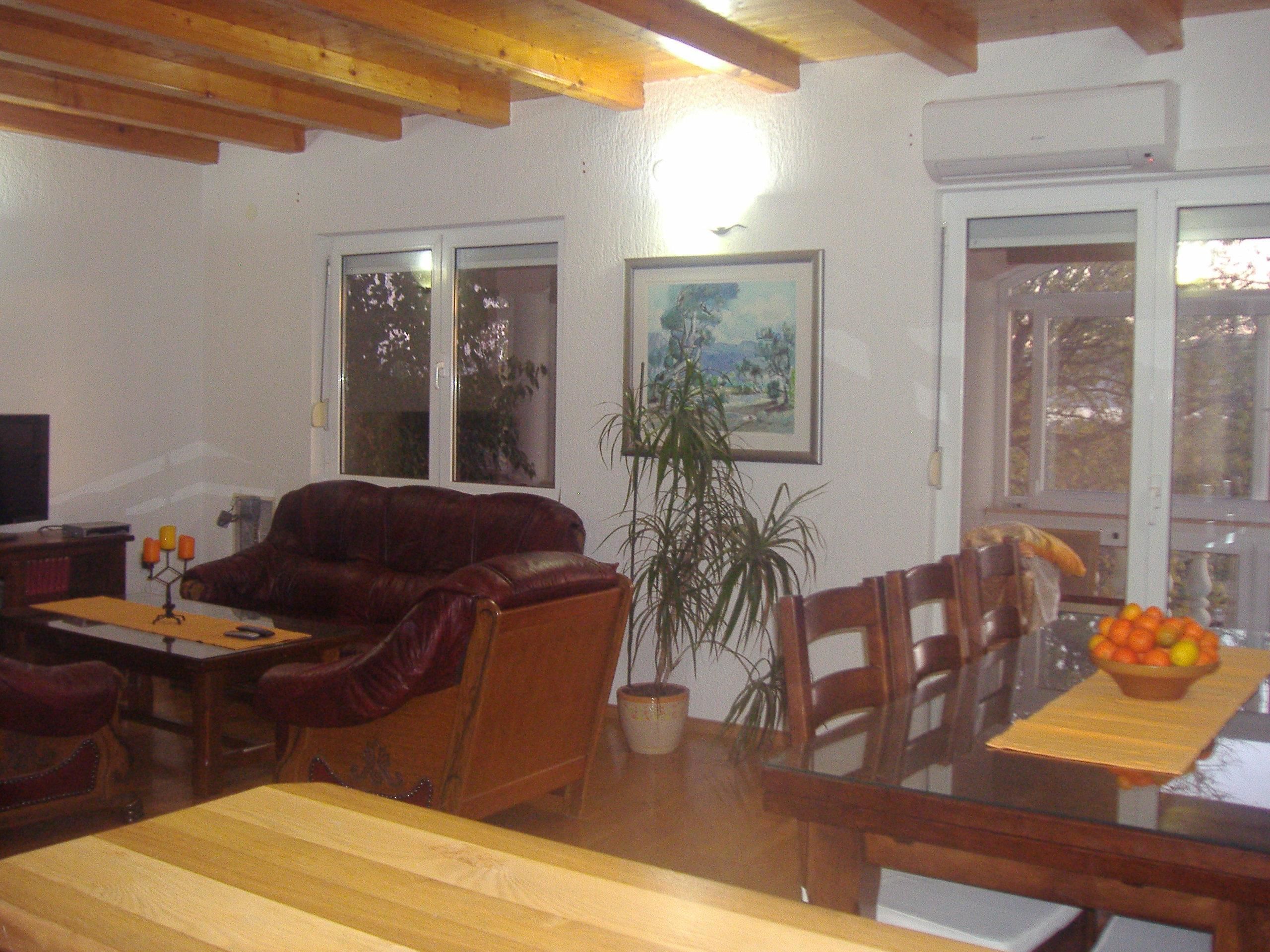 Departamento, varias camas | Sala de estar | Televisión 