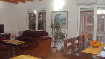 Departamento, varias camas | Sala de estar | Televisión