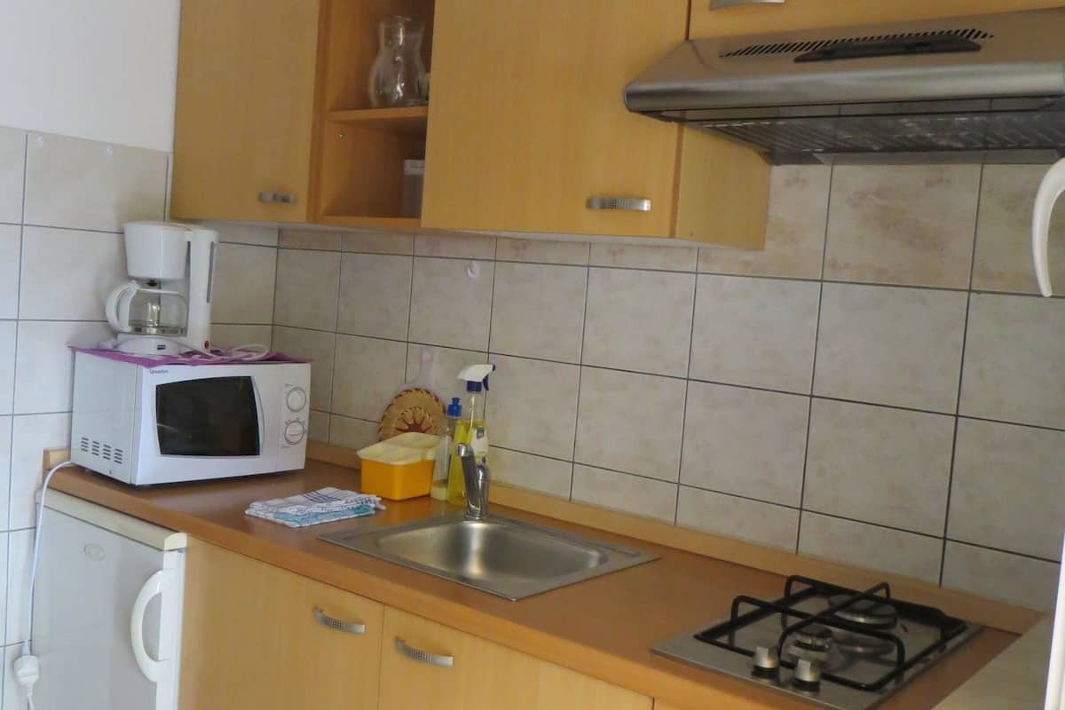 Apartment, Multiple Beds | Private kitchen | Fridge, oven, stovetop, coffee/tea maker