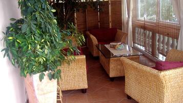 Departamento, varias camas | Sala de estar | Televisión