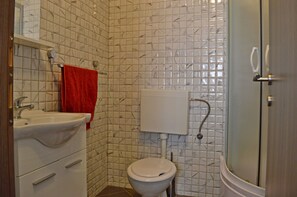 Departamento, varias camas | Baño | Regadera 