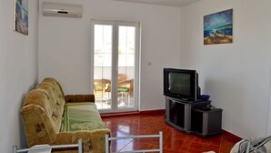 Apartment, Multiple Beds | Living room