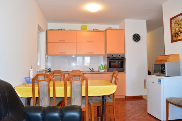 Appartement, Plusieurs lits | Cuisine privée | Réfrigérateur, four à micro-ondes, un four, surface de cuisson