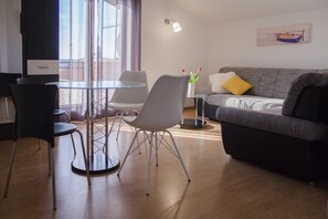 Apartamento, 1 cama de casal e sofá-cama | Sala de estar | TV