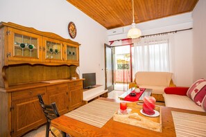 Apartment, Multiple Beds | Private kitchen | Oven, stovetop, cookware/dishes/utensils