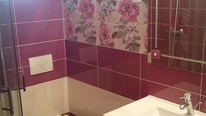 Ein Badezimmer mit Toilette, Dusche und Waschbecken.