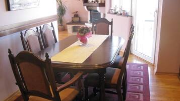 Ofen, Herdplatte, Geschirrspüler, Kochgeschirr/Geschirr/Besteck