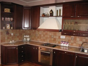 Oven, stovetop, dishwasher, cookware/dishes/utensils - Apartment Smolić / One Bedroom A1 (Sukosan)