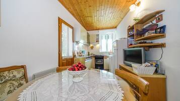 Departamento, 2 camas matrimoniales | Cocina privada | Horno, parrilla de estufa, lavavajillas y utensilios de cocina