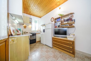 Apartment, 2 Double Beds | Private kitchen | Oven, stovetop, dishwasher, cookware/dishes/utensils