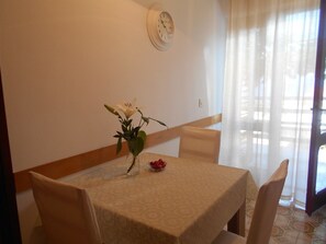 Lejlighed - 2 dobbeltsenge | Privat køkken | Ovn, kogeplade, køkkentøj/tallerkener/redskaber