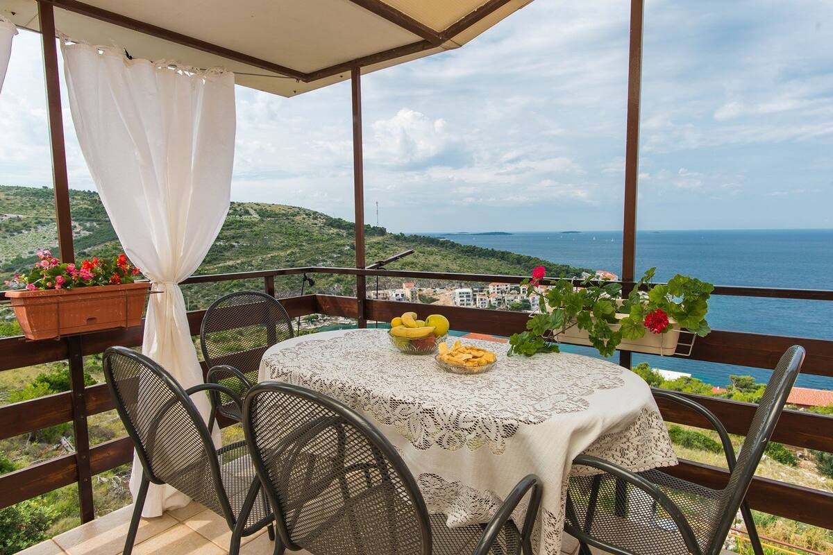Apartamento, várias camas | Sacada