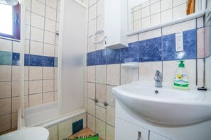 Departamento, 1 cama matrimonial y sofá cama | Baño | Regadera