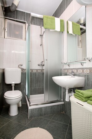 Appartement, Plusieurs lits | Salle de bain | Douche