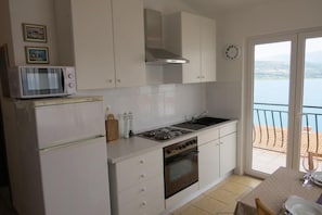 Appartement, Plusieurs lits | Cuisine privée | Surface de cuisson, vaisselle et ustensiles