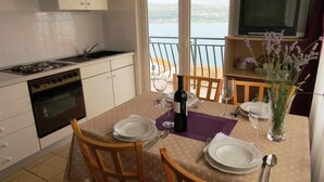 Apartment, Multiple Beds | Private kitchen | Stovetop, cookware/dishes/utensils