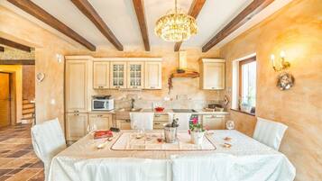 Oven, stovetop, dishwasher, cookware/dishes/utensils