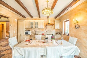 Ofen, Herdplatte, Geschirrspüler, Kochgeschirr/Geschirr/Besteck