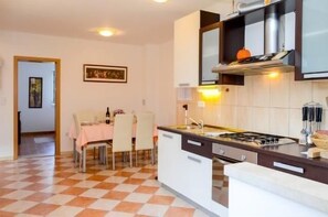 Apartamento, varias camas | Cocina privada | Placa de cocina y utensilios de cocina