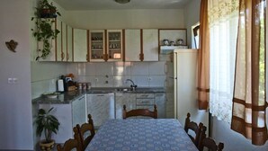 公寓, 多張床 | 私人廚房 | 爐具、廚房用具/餐具/器皿