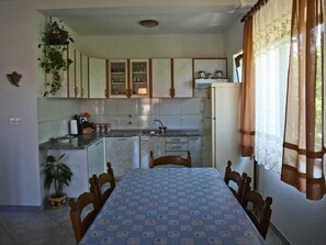 Apartment, Multiple Beds | Private kitchen | Stovetop, cookware/dishes/utensils