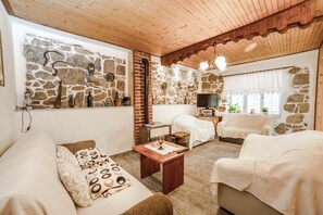 Casa, varias camas | Sala de estar | Televisión