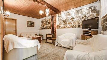 Ferienhaus, Mehrere Betten | Wohnzimmer | Fernseher