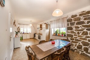 Casa, varias camas | Cocina privada | Horno, parrilla de estufa y utensilios de cocina