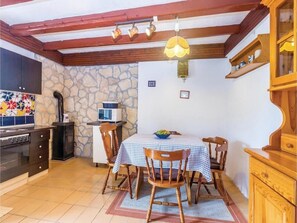 Apartamento, várias camas | Cozinha privada | Fogão, cooktop, talheres/pratos/utensílios de cozinha