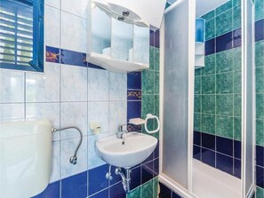Apartment, Mehrere Betten | Badezimmer | Dusche, Komfortbadewanne
