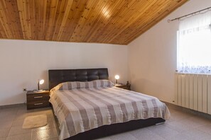 Villa, Meerdere bedden | Privékeuken | Een oven, een kookplaat, een vaatwasser, kookgerei, borden en bestek