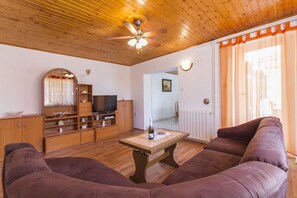 Villa, Mehrere Betten | Wohnzimmer | Fernseher