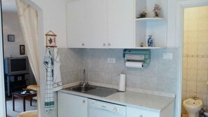 Apartment, Multiple Beds | Private kitchen | Oven, stovetop, dishwasher, cookware/dishes/utensils