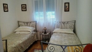 Apartment, Multiple Beds | Private kitchen | Oven, stovetop, dishwasher, cookware/dishes/utensils