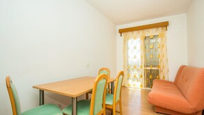 Apartamento, 1 cama doble con sofá cama | Sala de estar | Una televisión