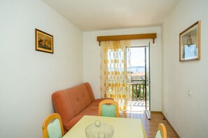 아파트, 더블침대 1개 및 소파베드 | 거실 | TV