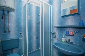 Apartment, 1 Double Bed with Sofa bed | Bathroom | Shower - Apartments and Rooms Anita (Selca)