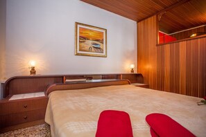 Apartment, 1 Double Bed with Sofa bed | Bed sheets - Apartments and Rooms Anita (Selca)