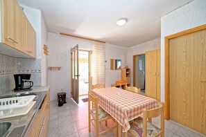Apartamento, 1 cama de casal | Cozinha privada | Geladeira, micro-ondas, fogão, cafeteira/chaleira
