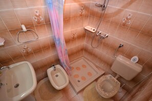 Apartamento, 1 cama de casal e sofá-cama | Banheiro