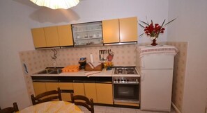 Apartamento, várias camas | Cozinha privada