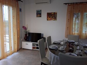 Apartment, Multiple Beds | Private kitchen