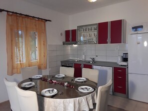 Departamento, varias camas | Cocina privada | Parrilla de estufa, lavavajillas y utensilios de cocina 