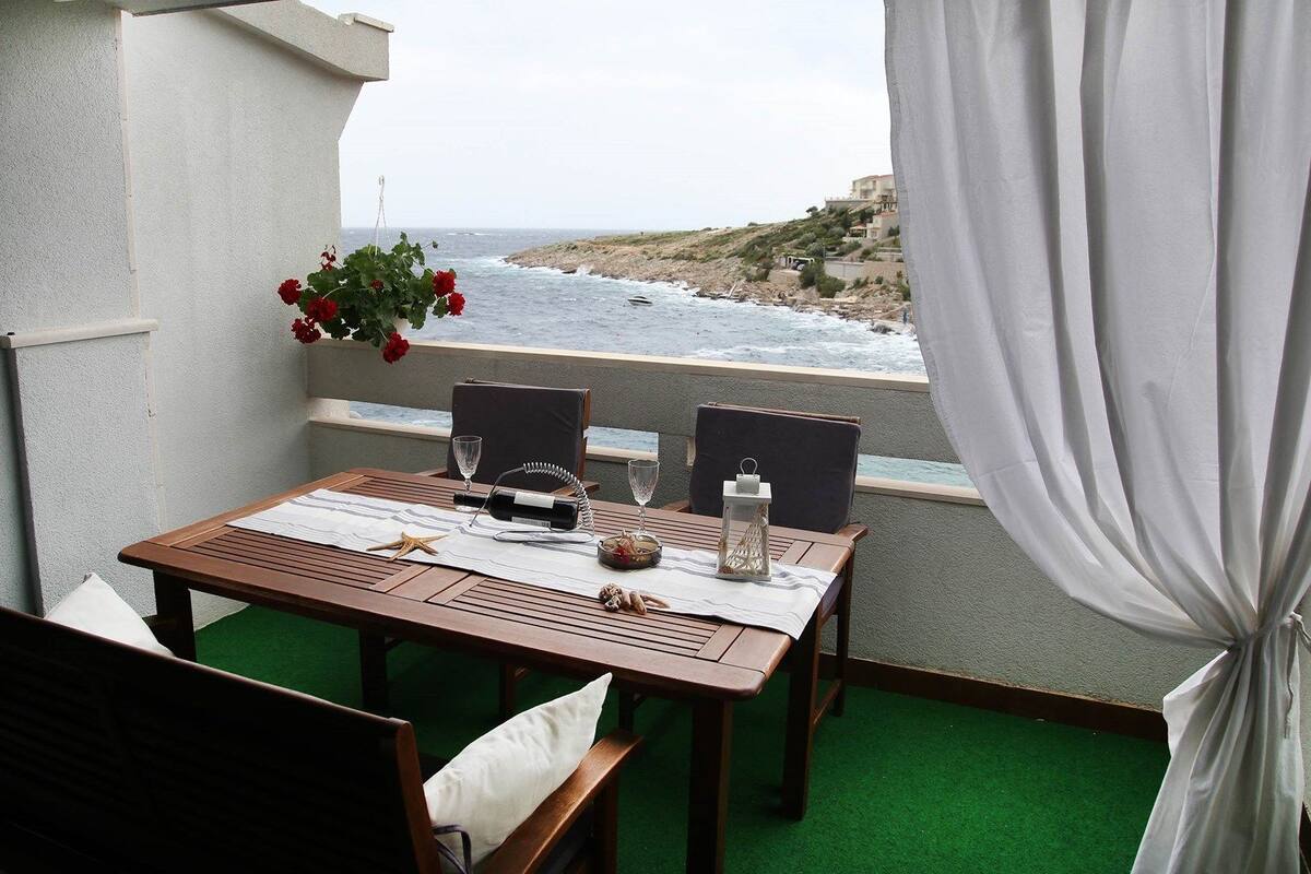 Apartment, Multiple Beds | Living room