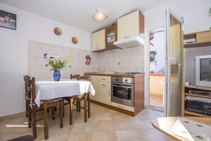 Maison, 1 lit double et 1 canapé-lit | Cuisine privée | Four, plaque de cuisson, batterie de cuisine, vaisselle et ustensiles