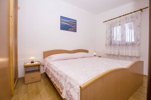 House, 1 Double Bed with Sofa bed | Private kitchen | Oven, stovetop, cookware/dishes/utensils