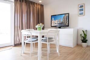 Een magnetron, een oven, een kookplaat, een vaatwasser