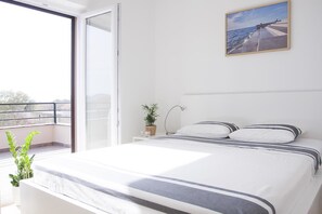 Een magnetron, een oven, een kookplaat, een vaatwasser