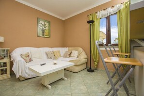 Apartment, Mehrere Betten | Wohnzimmer | Fernseher